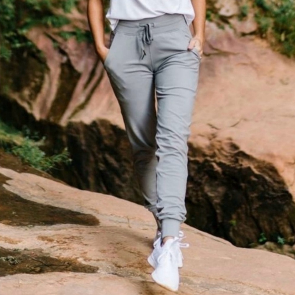 Zyia Ascend Joggers in Heathered Gray Size M